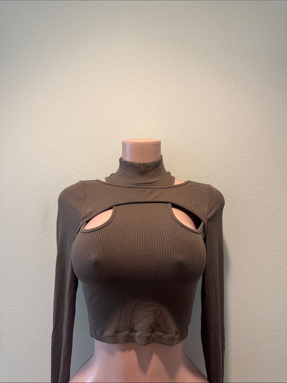 Women’s Ribbed Cutout Mock Neck Long Sleeve Top - Brown